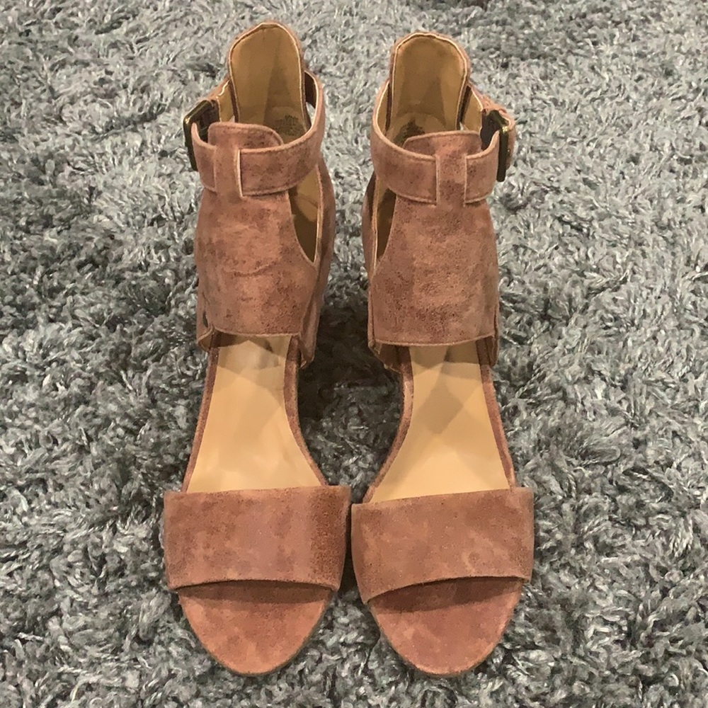 New in box! Nine West Izzy Wizzy Sandals in Cognac Leather - Picture 3 of 11